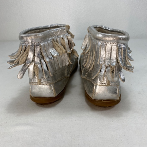 Minnetonka Youth 4 Silver Leather Fringe Zip Moccasins Rubber Sole Outdoor Wear - Picture 8 of 11